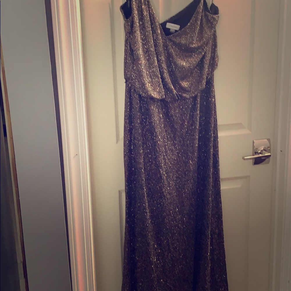 Gold gown with sparkle - Picture 2 of 2